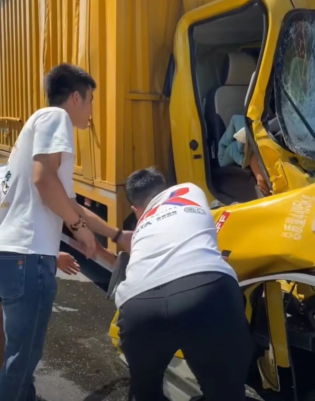 郸城一高5学子高速路上勇救车祸司机